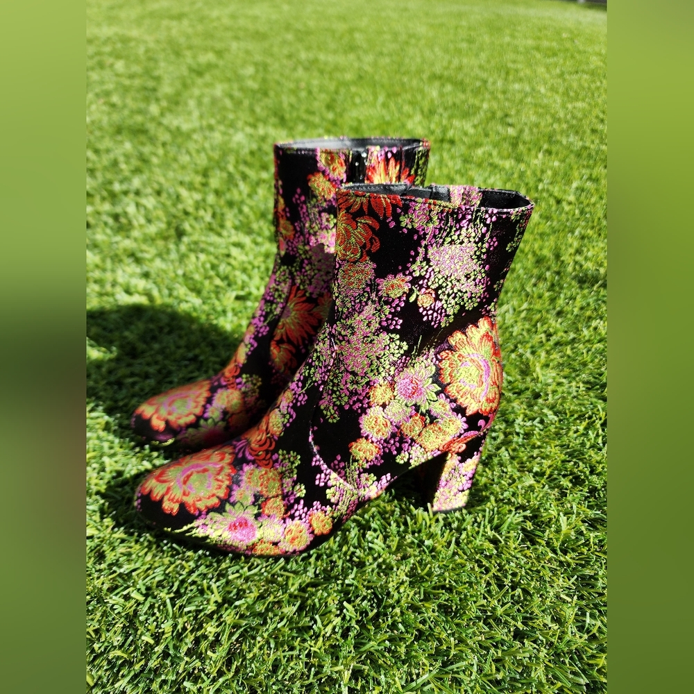 Steve Madden Colorful Brocade Ankle boots. Size 8